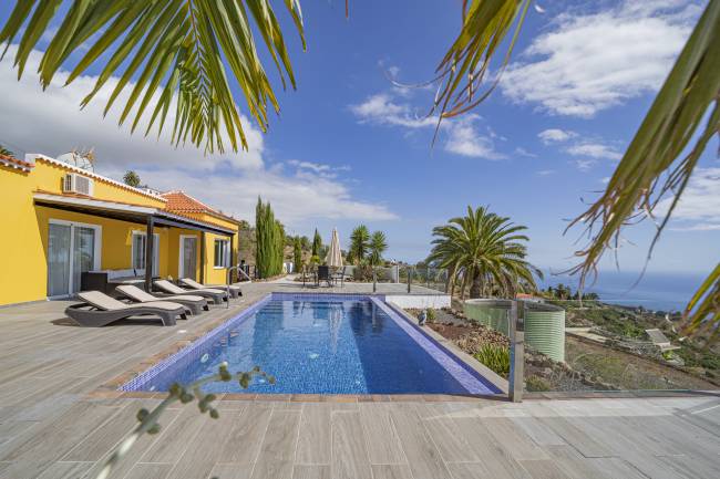 Modern holiday villa with pool near Tijarafe La Palma