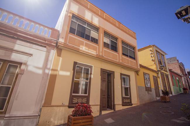 Beautiful townhouse with two floors in Tazacorte