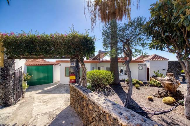 Estate with pool and guest house in Las Norias